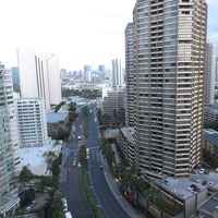 ラナイからの景色・・・この道のずっと先がアラモアナセンター