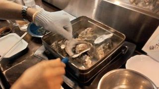 焼き牡蠣（ガンガン焼き）、最高！　ここも一人では来ないでね（笑）