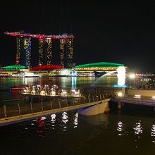 夜のマーライオンは光ってる！