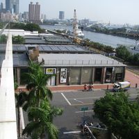 部屋のテラスから眺める港とその向こうに見える高雄の街並み