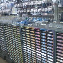 棚にズラッとパーツが並んでいる光景