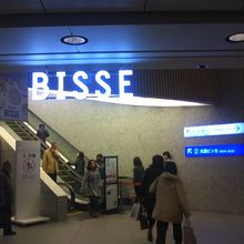 地下鉄駅からはエスカレーターでアクセスできます