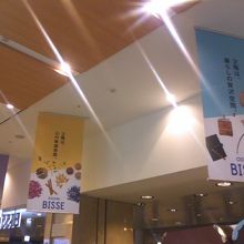 コンセプトに沿って各階にお店が並びます