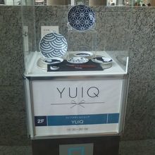 １Fにある店舗紹介ショーケースの様子