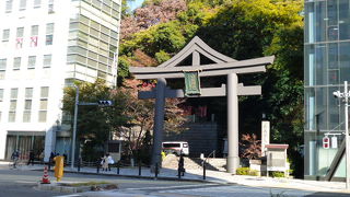 まさにビルの狭間