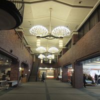 ロビーも土産屋などで広々