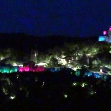 暗闇にライトアップされた丘が浮きあがる