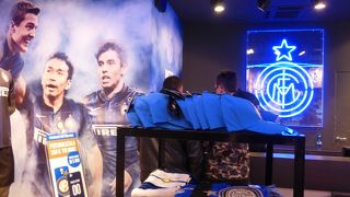 インテルグッズに囲まれる店