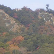 北方向　　右に市のマーク　市章山