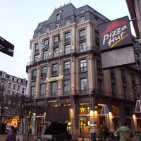 瀟洒な建物です。でも真横にピザハットがあります。