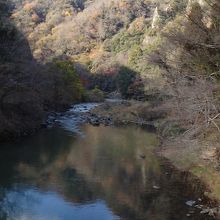 上流方向。渓谷っぽい岩肌も見えるが紅葉はイマイチ