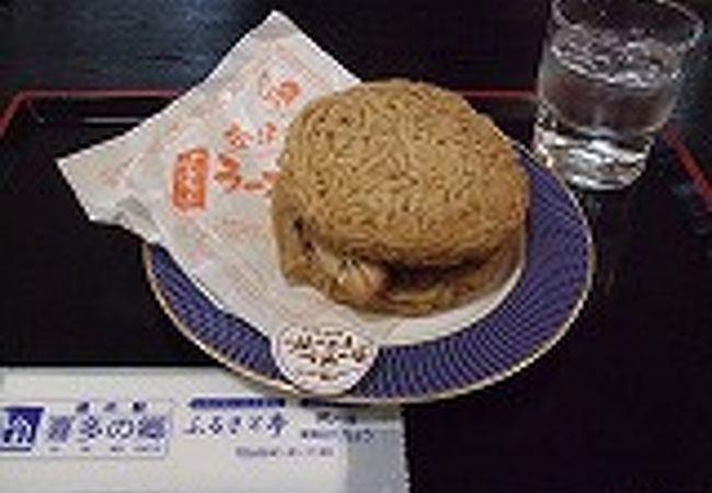 ラーメンバーガー、ラーメンピザ、ラーメン丼などのオリジナルメニュー