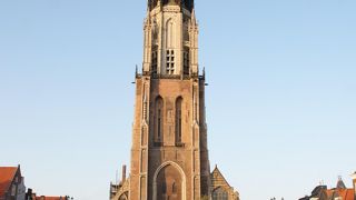 街中心部にあり、１０８メートルの高い塔がある教会