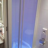 シャワーは「ブース」です。明かりがなぜかムーディー。