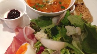 月1回の朝市と朝食が人気