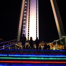 ツインアーチと入口の階段