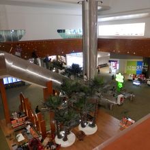 免税店やブランドショップもあるクアラの新ターミナルビル。