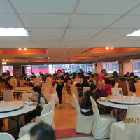 朝食はバイキング。広く窓が有るので明るい。