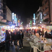 路の真ん中にテーブルが並ぶ。