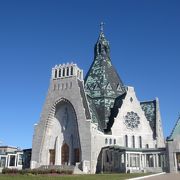 八角形の壮大な教会です