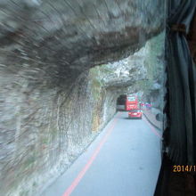 バスの天井が岩にぶつかりそうです。