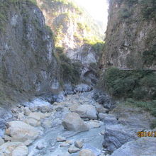 片や岩山、片や断崖絶壁。