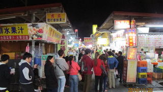 規模は小さいが大勢の人が集まっています。ラーメン、寿司もあります。