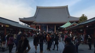 拝むのにも、ひとならび