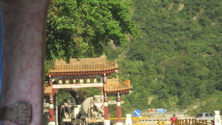 切り立った断崖の太魯閣渓谷に道路を造る事は並大抵の事ではありません。