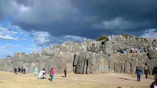 巨大な石が積み上げられた、インカ時代の遺跡