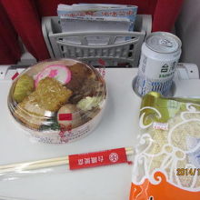 昼食は弁当です。カンビール。ツマミは乾き物。