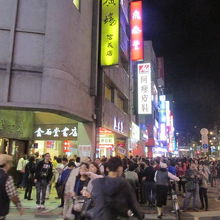 台北の鼎泰豊本店の前は待機中の人だかり。