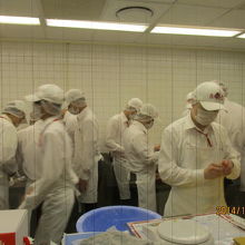 １階の厨房では大勢で小龍包を作っています。