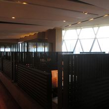 店内の中央部にはパーテーションで仕切られたテーブル 