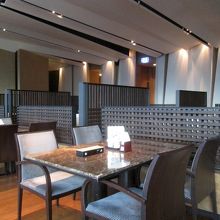 国内の「山里」のイメージではないものの、質感は低くはないです