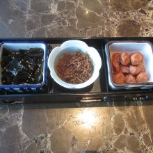 まずテーブルに置かれるのは梅干など御飯のお供…日本と同じです