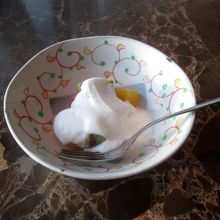 デザートはフルーツの入ったヨーグルトでした