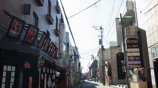 川沿いにいろいろな店がズラリ
