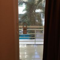 これが部屋の入口、で外廊下、これでプールサイドビュー？？？