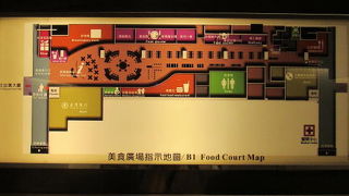 早朝の空港は免税店も閉まってます。