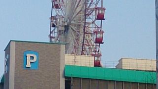 観覧車があるビル