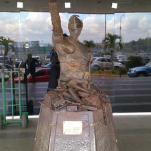 空港入り口にあるオブジェ