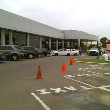 空港外の駐車場より
