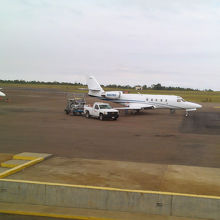 飛行場内。もちろん、歩いて機内まで向かいます