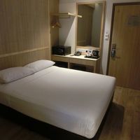 ベットは固めで質素