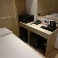 冷蔵庫が無いと聞いていましたがありました、上には小さなデスク