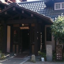 美術館の玄関です、紅葉は現地でお楽しみください