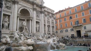 すばらしい彫刻と泉