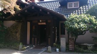 紅葉がきれいで自然豊かな美術館です。