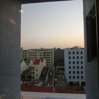 窓はあるものの閉塞感を感じます